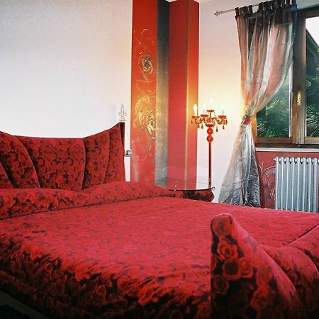 Manuela Le Quattro Coppe Hotell Desenzano del Garda Exteriör bild