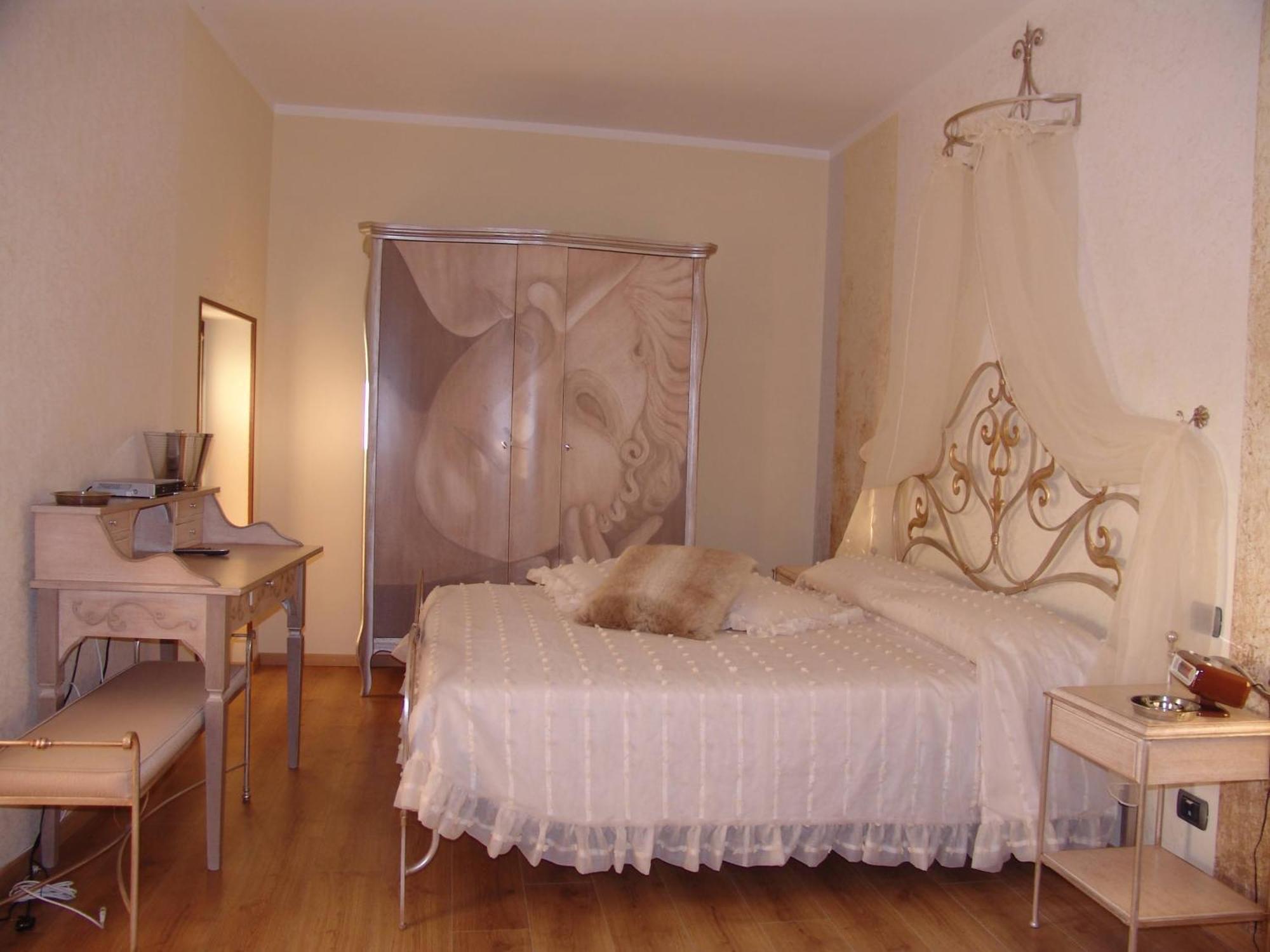 Manuela Le Quattro Coppe Hotell Desenzano del Garda Exteriör bild